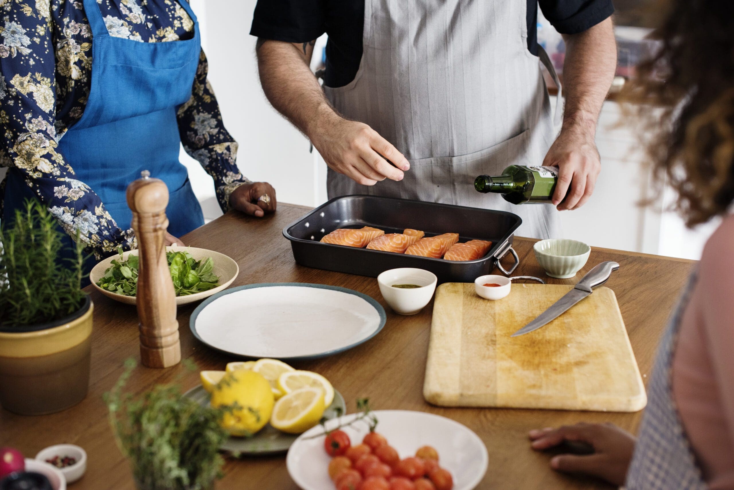 Diverse people joining cooking class Matlagningskurser i Little Tokyo och Little India: Lär dig laga mat från världens mest smakrika kulturer