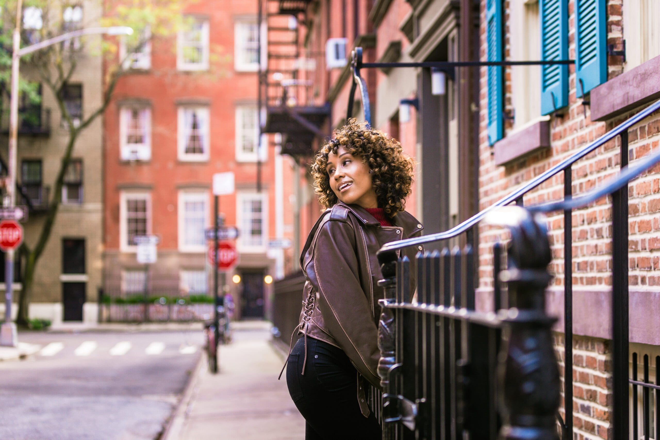 Pretty african american girl in New York En dag i Harlem: Historien, kulturen, maten och musiken i New Yorks mest mytomspunna område