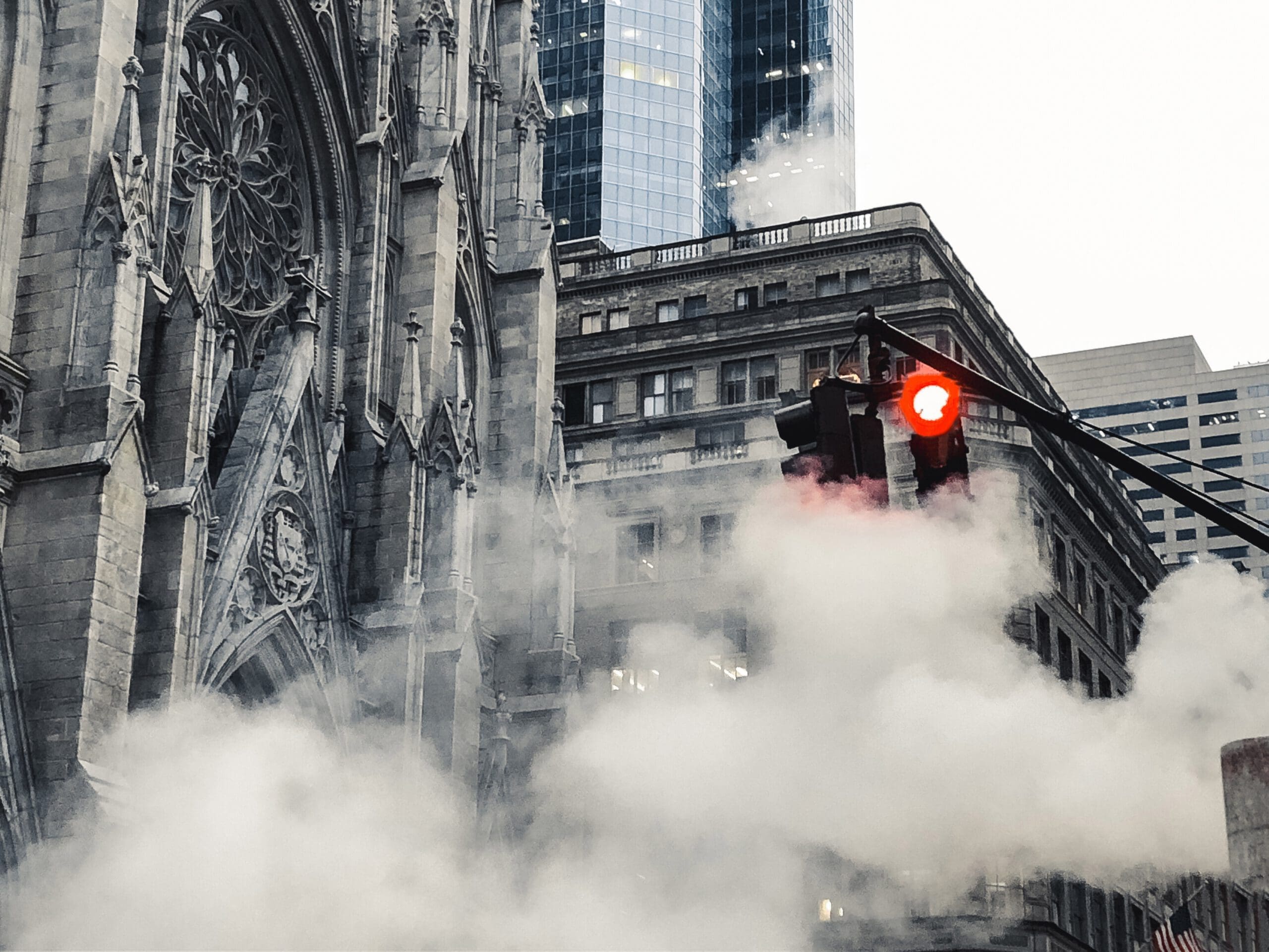 red-traffic-light-in-the-steam-in-new-york-city-2023-11-27-05-11-45-utc