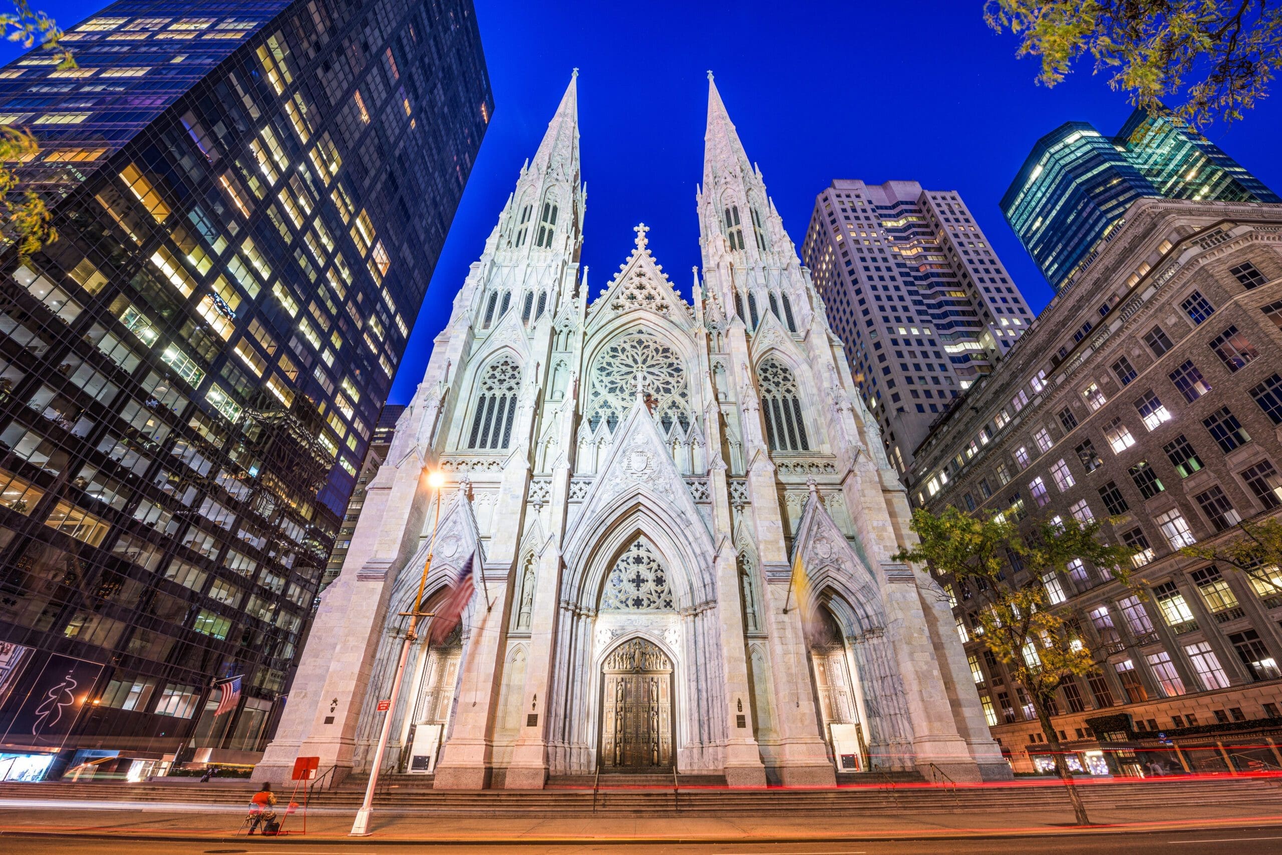 St. Patrick’s Cathedral in New York City Kyrkor, synagogor och tempel: En dykning i New Yorks religiösa mångfald och arkitektoniska skönhet