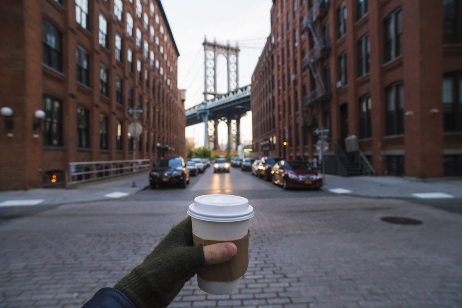 En kopp kaffe i DUMBO med Manhattan Bridge i bakgrunden